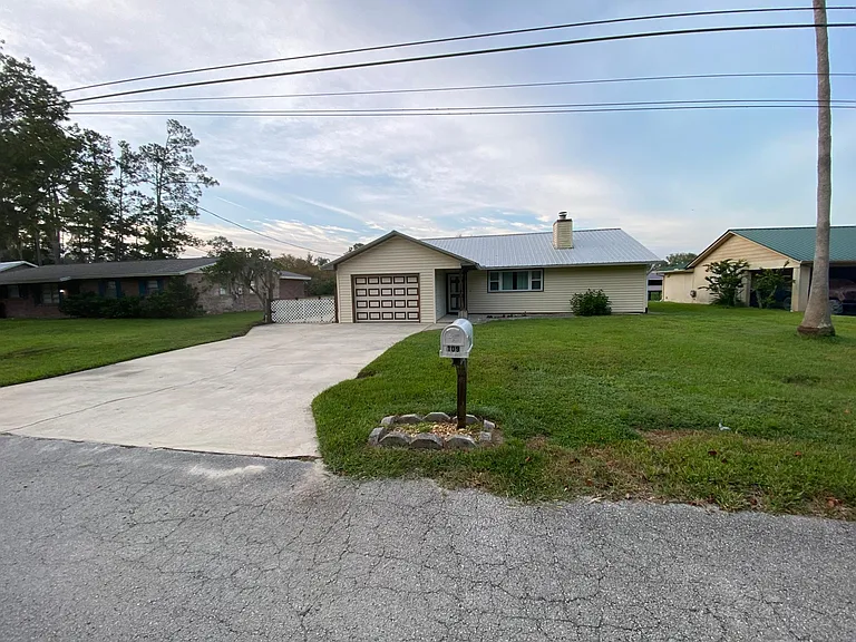 109 Cypress Dr E — Photo 5
