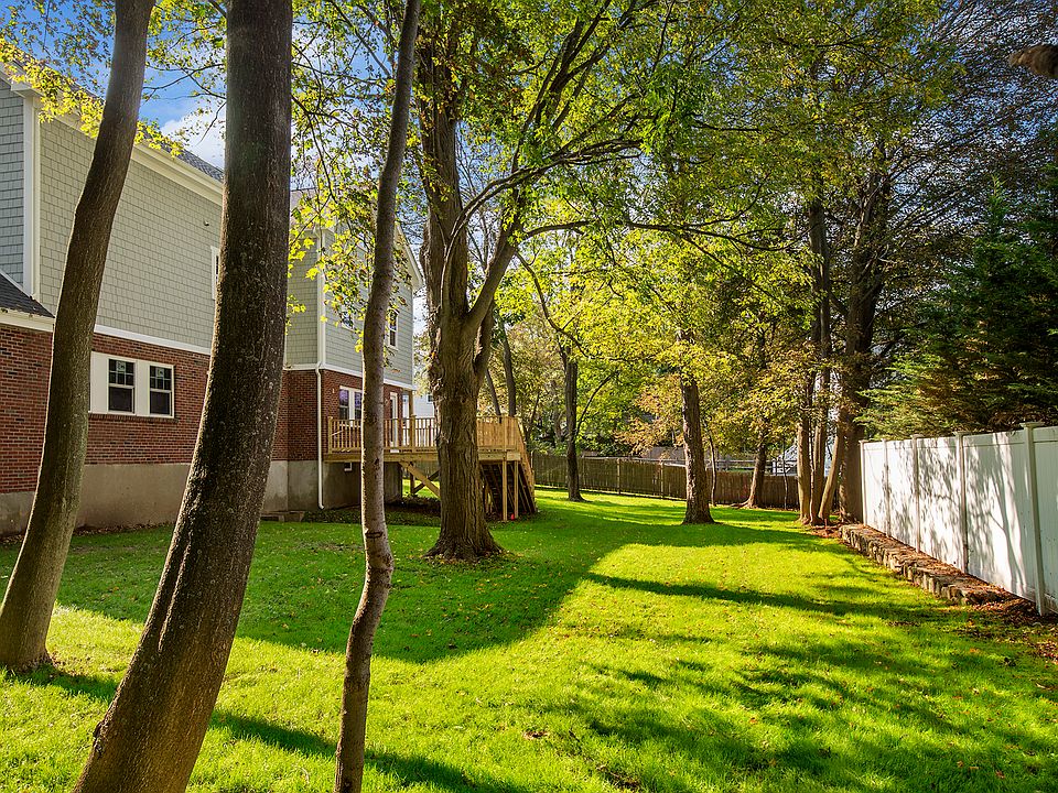 Huge Back Yard!! Rear Side