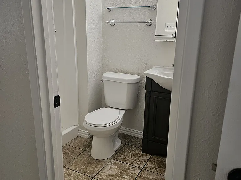 617 Country Ln — Photo 9