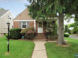 160 Sussex Rd, Bergenfield, NJ 07621