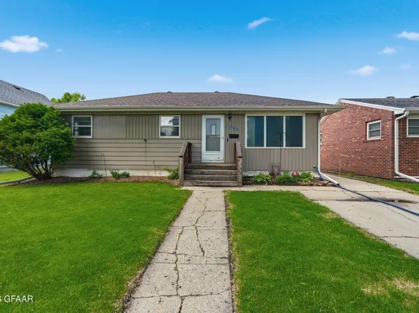 1704 10th Ave N, Grand Forks, ND 58203