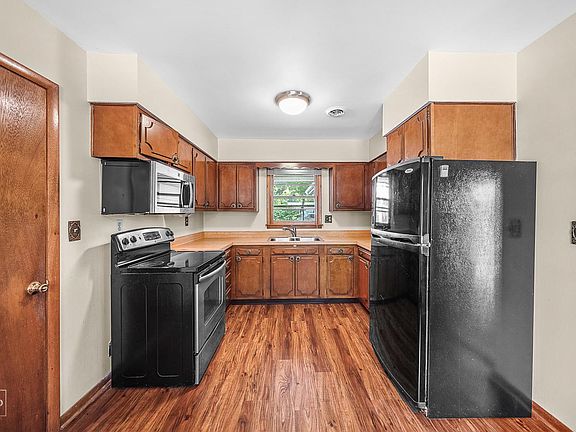 3rd image of 16 Hawthorne Dr