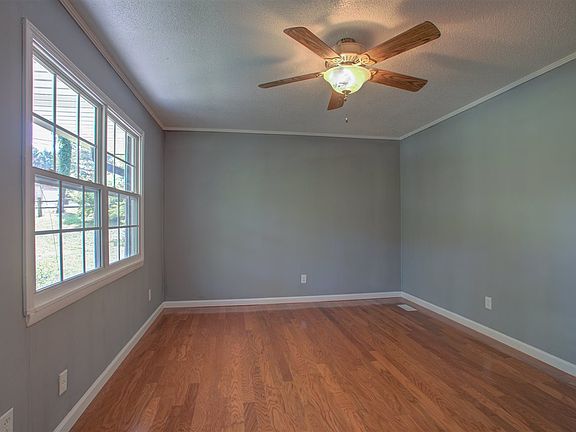 5th image of 842 Greenhills Dr SE