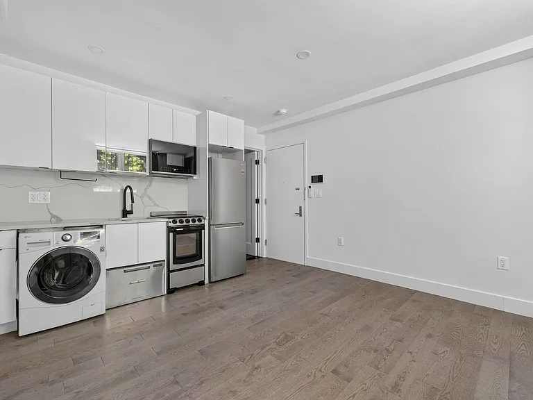 241 W 75th St #3D — Photo 4