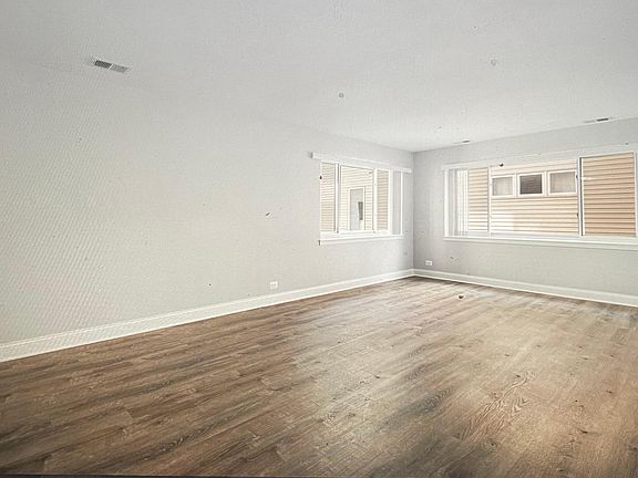 3rd image of 2331 W Lunt Ave #203