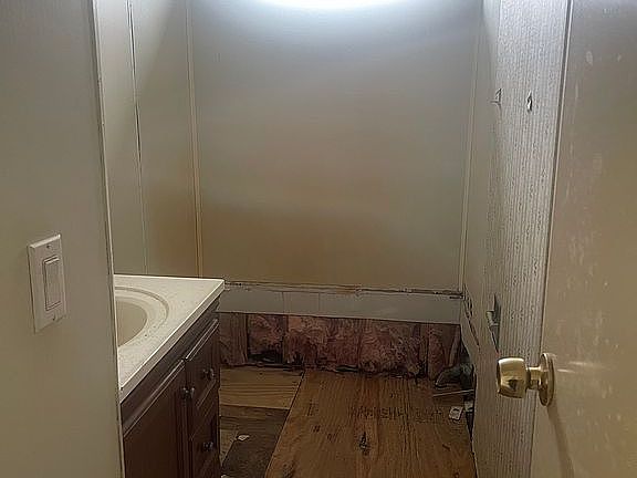 Full guest bathroom 