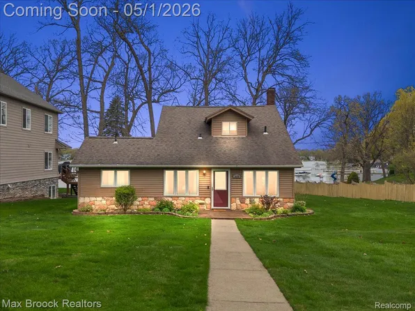 3650 Covert Rd, Waterford, MI 48328