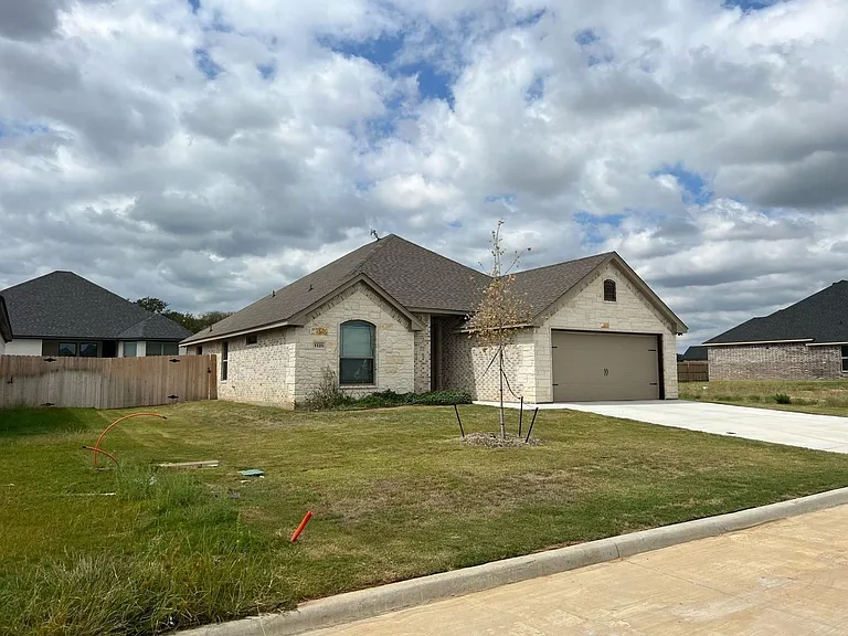 1125 Wild Rose Dr — Photo 2