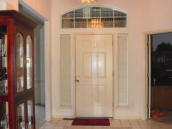 Beautiful Entry w/ High Ceiling