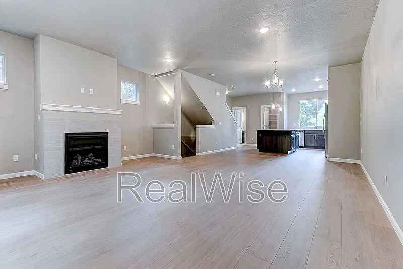 3 bed, 3.5 bath, 1702 sqft, $2,250 — Photo 2