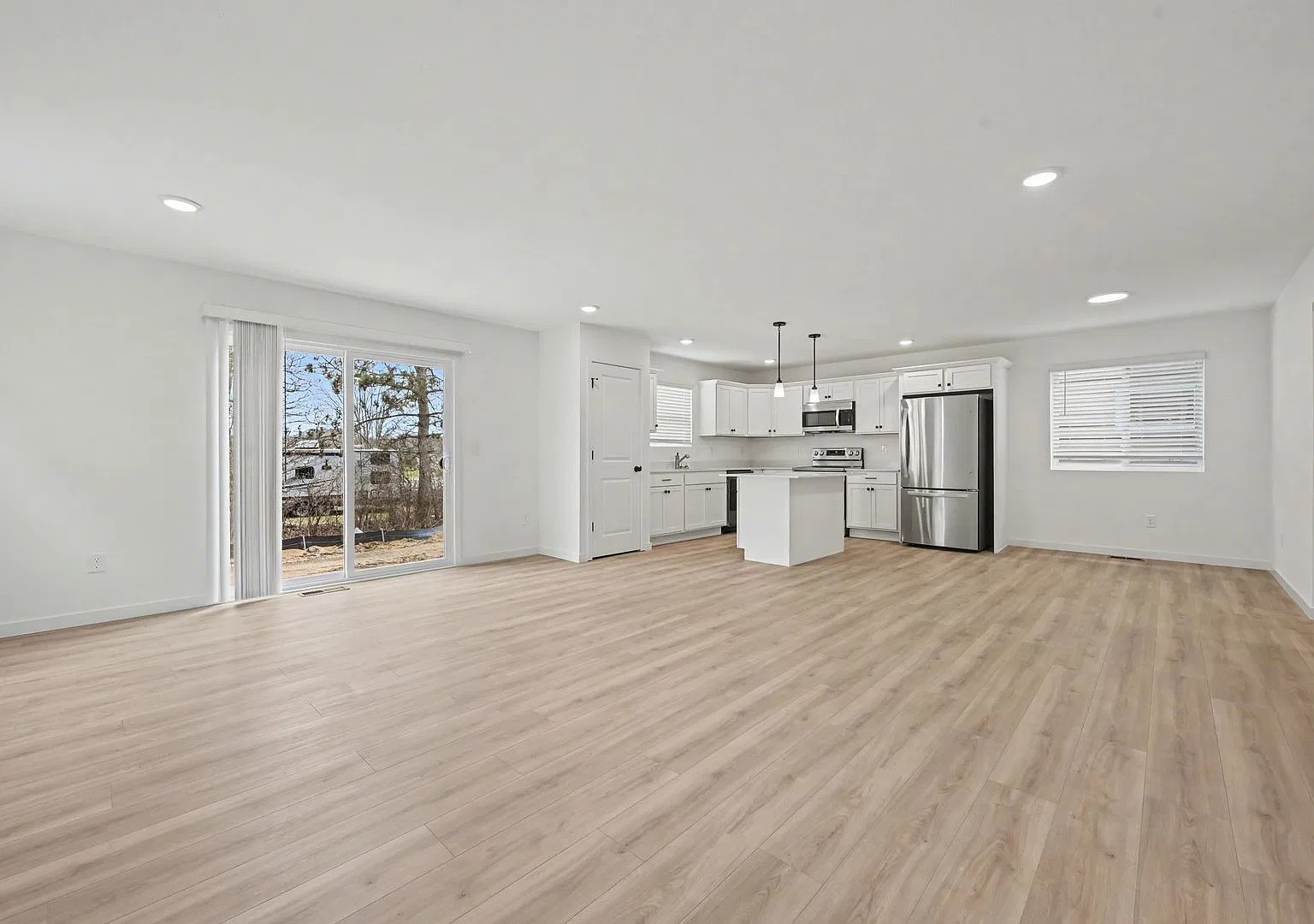 1 Month FREE Rent! Applied to Your First Full Month. Terms & Conditions Apply. — Photo 3
