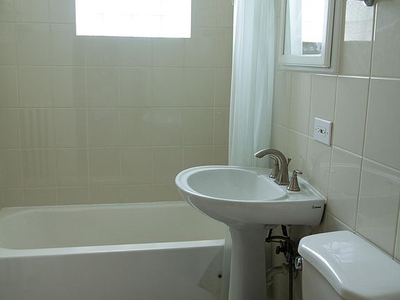 5th image of 2117 W Berteau Ave #1