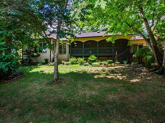 3rd image of 120 Lennox Ct