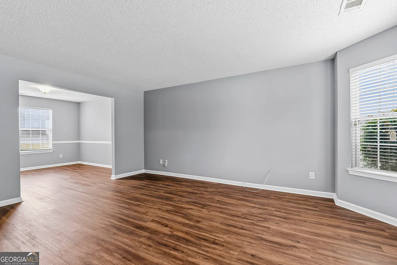 4 bed, 2.5 bath, 2590 sqft, $2,200 — Photo 4