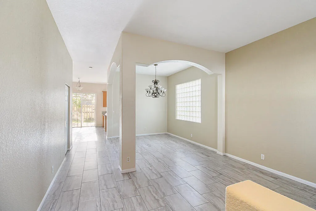 4 bed, 2.5 bath, 2566 sqft, $3,900 — Photo 3
