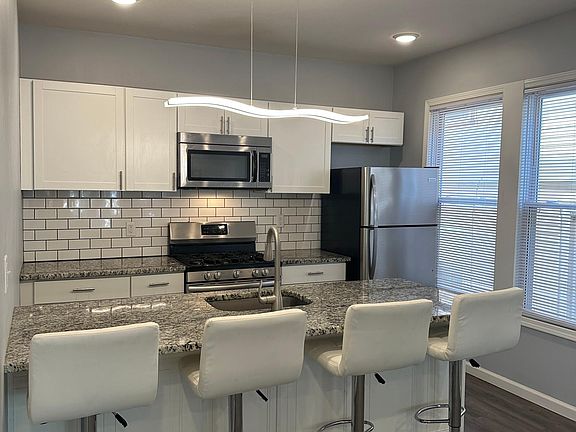 5th image of 302 Oak St APT 1