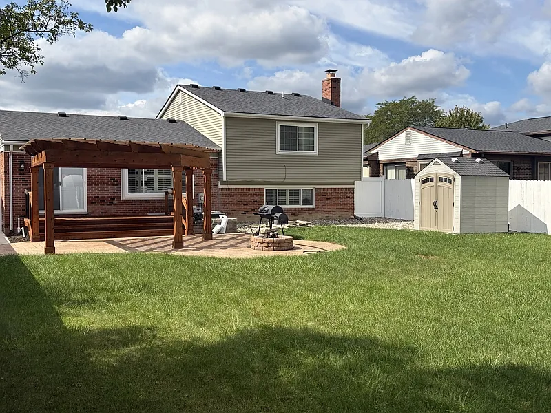 4 bed, 3.0 bath, 1885 sqft, $3,000 — Photo 3