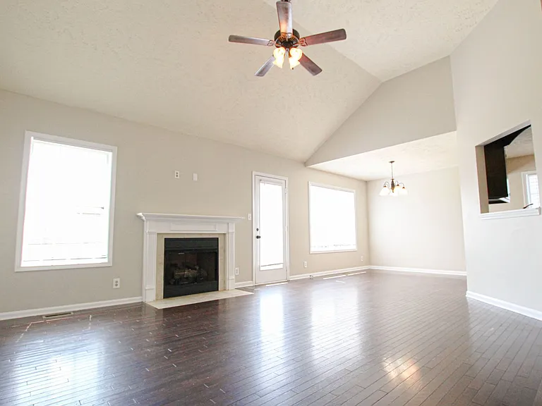 1347 Whitt Ln — Photo 2