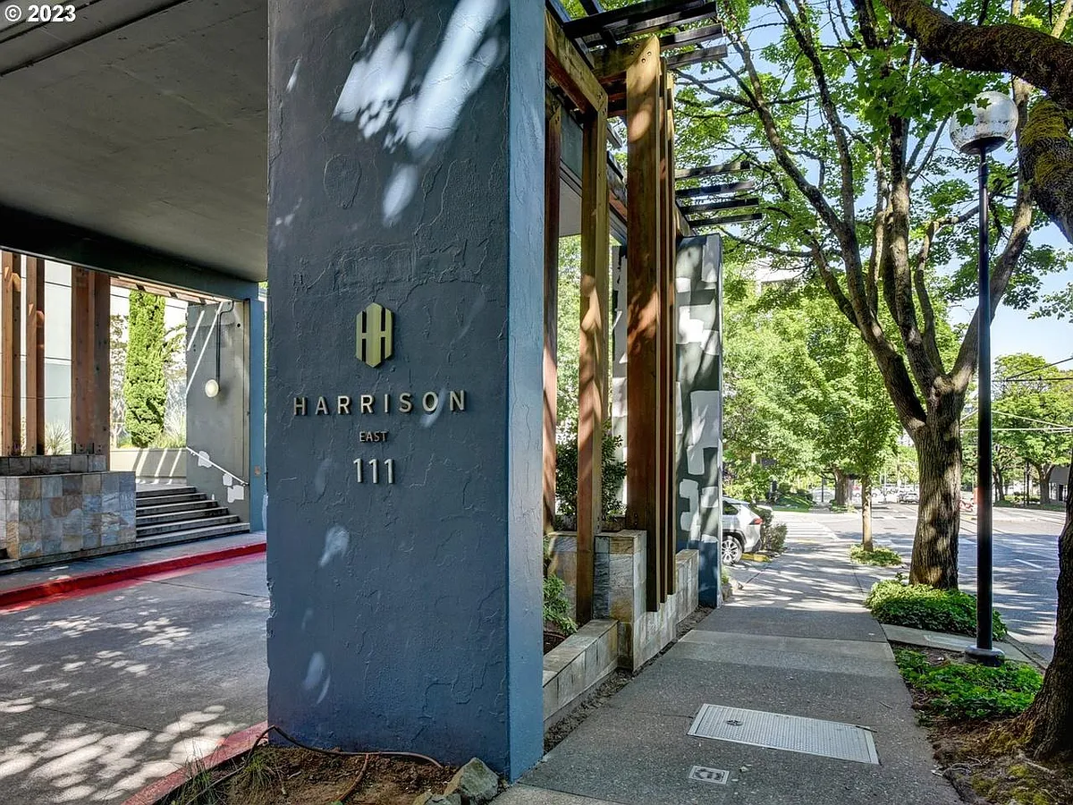 Building Photo - 111 SW Harrison St #10C