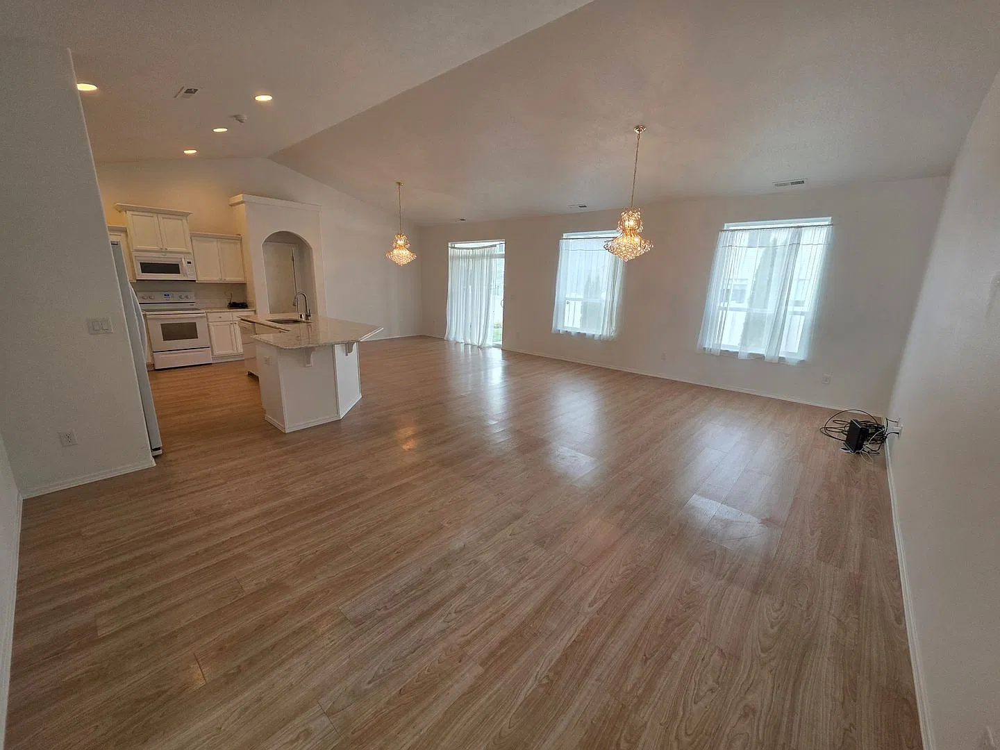 Stunning home in Five Mile Prairie — Photo 3