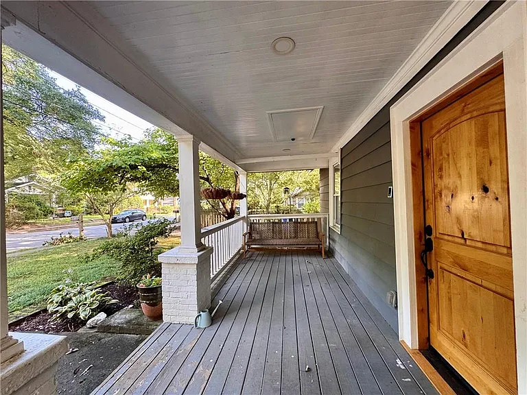 687 Brownwood Ave SE — Photo 2