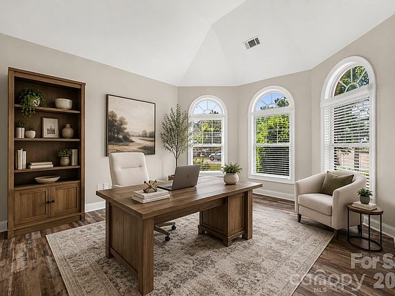 3rd image of 324 Kerrydale Ct