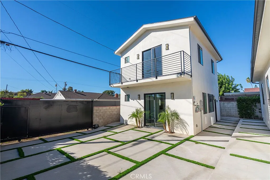 2 bed, 917 sqft, $3,000 — Photo 1