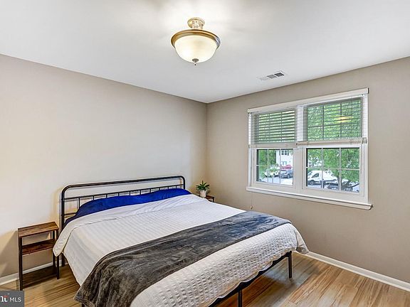 4th image of 2837 S Wakefield St #D