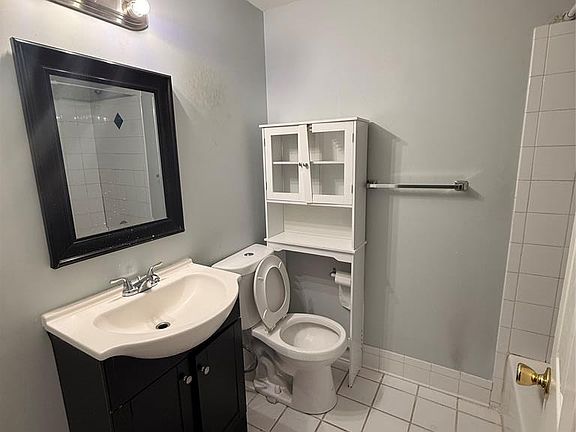 3rd image of 1232 Hoe Ave #1