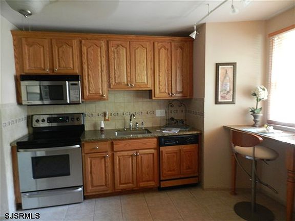 4th image of 720 Blenheim Ave