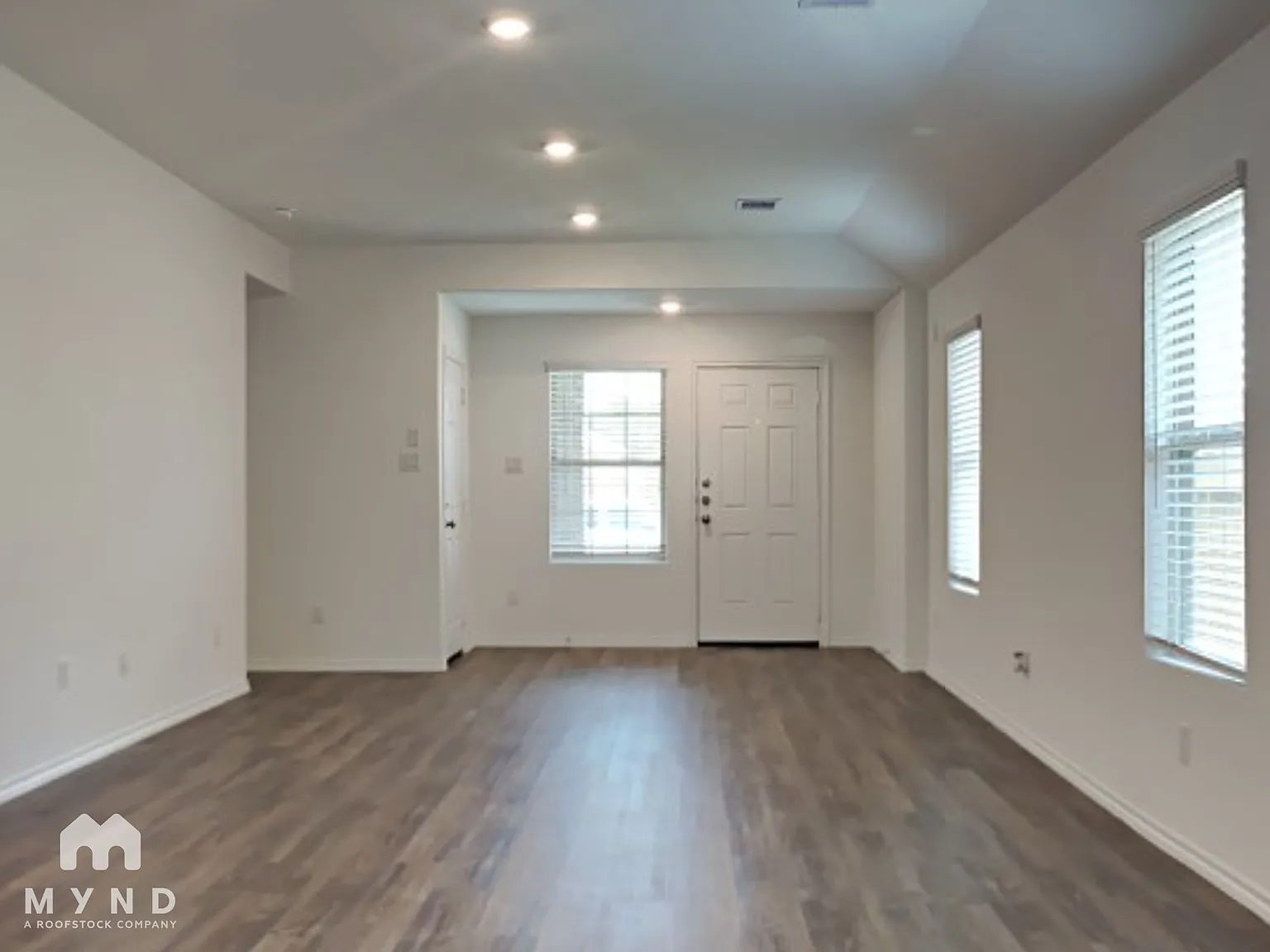 3 bed, 2.0 bath, 1249 sqft, $1,595 — Photo 3