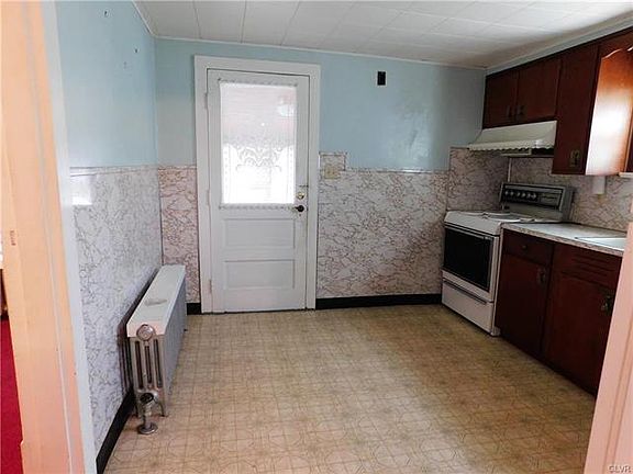 5th image of 722 Northampton St