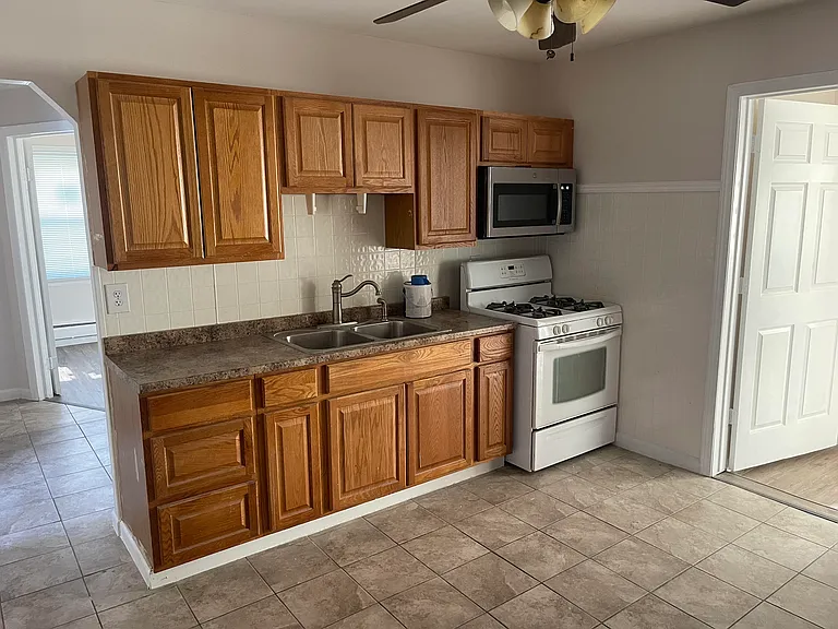 27200 Grandmont St — Photo 2