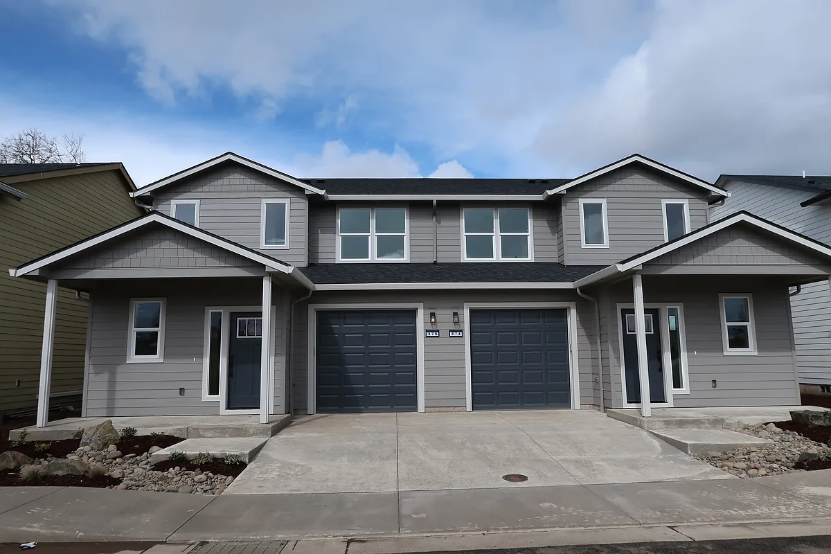 Building Photo - Seven Oaks Luxury Duplexes
