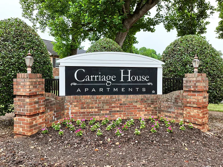 Carriage House — Photo 28