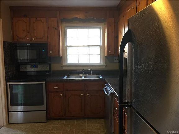 Kitchen-Microwave, smooth stove top stove, refregerator.  La