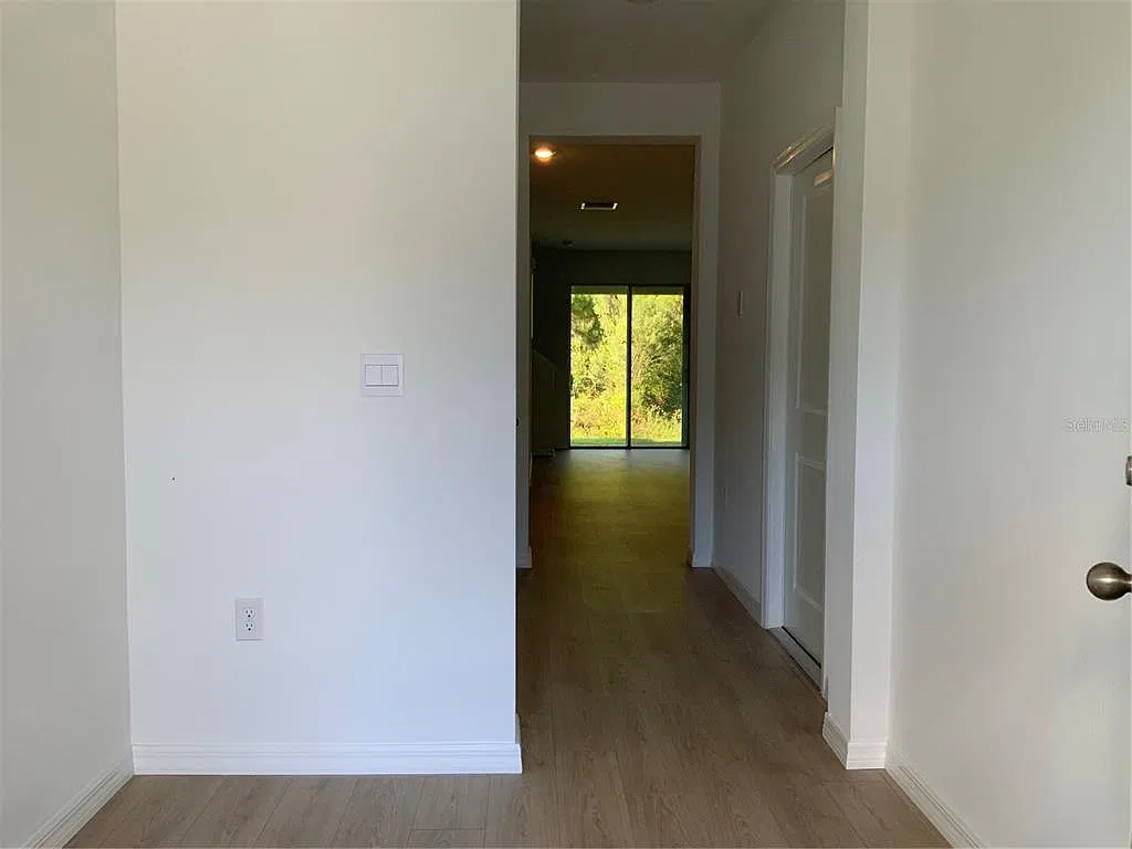 3 bed, 2.5 bath, 1673 sqft, $2,050 — Photo 3