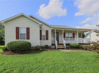 202 Larkspur Ln, Thomasville, NC 27360