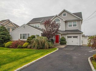6 Secatogue Ln E, West Islip, NY 11795