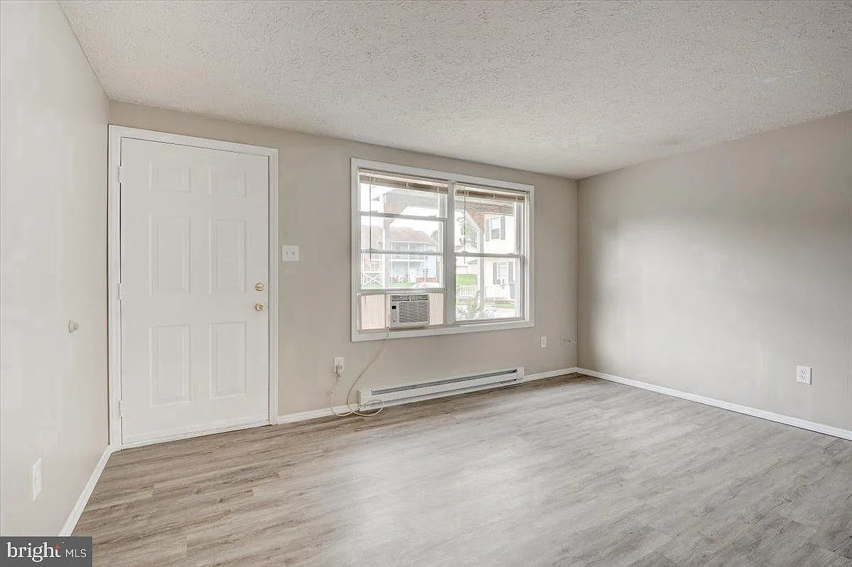 1 bed, 1.0 bath, 900 sqft, $925 — Photo 3