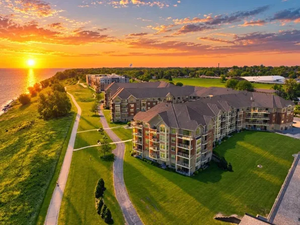 4120 S Lake DRIVE #C355, Saint Francis, WI 53235