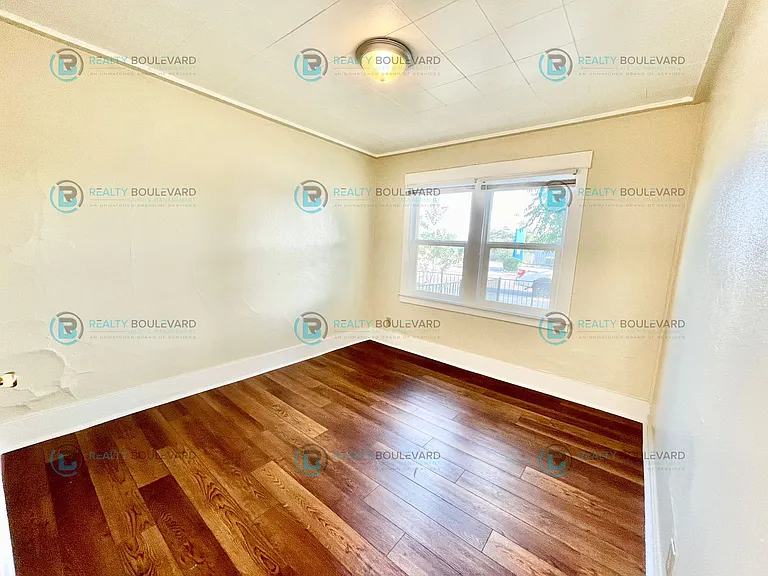 722 E 7th St — Photo 5