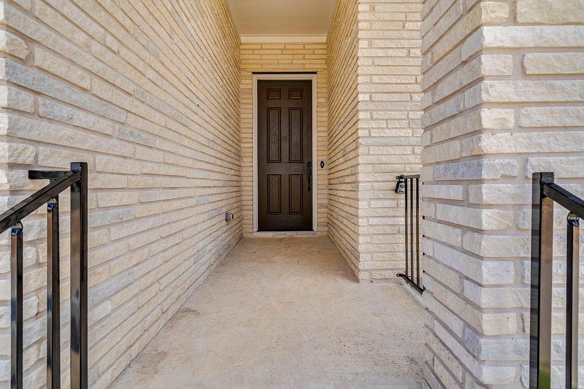 3 bed, 2.5 bath, 2029 sqft, $2,800 — Photo 3