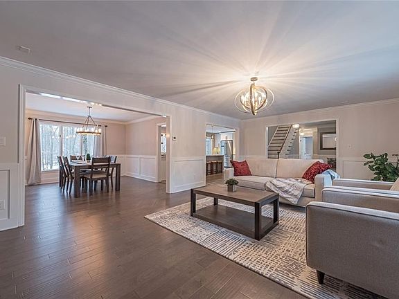 5th image of 26 Hunting Hollow Dr