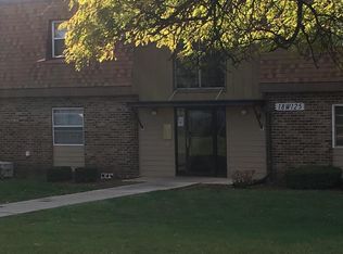 18W125 63rd St APT 104A, Westmont, IL 60559