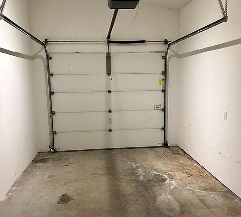 4th image of 1205 E Indiana St