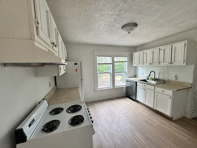 435 1/2 N Pine St #2 — Photo 11