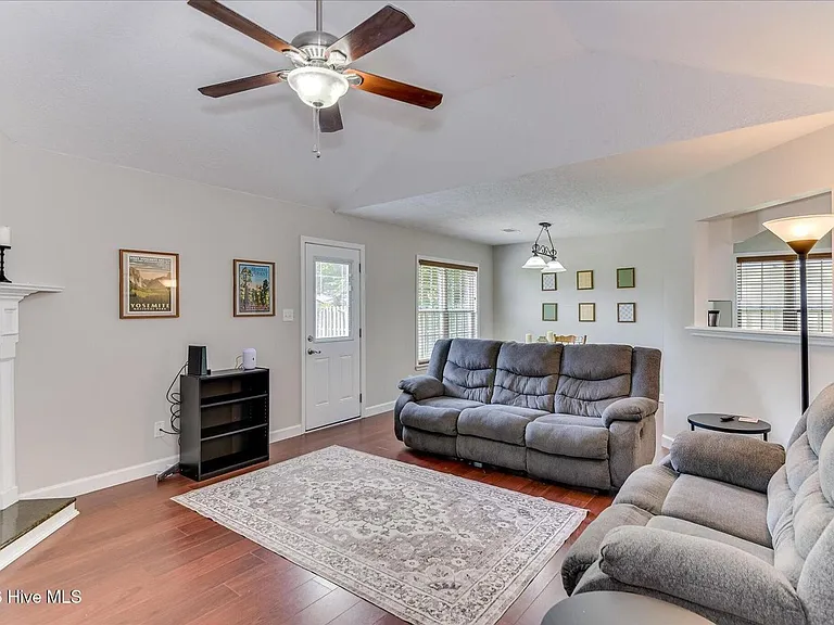 135 Summerfield Cir — Photo 3