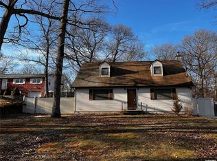 27 Teller Ave, Coram, NY 11727