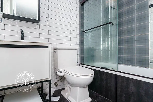Bathroom, photo 1
